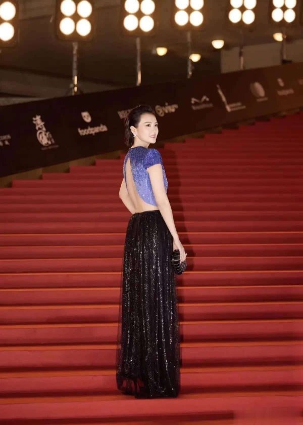 a股加杠杆 章子怡增肥后造型惊艳！穿露背亮片裙贵气逼人，气质判若两人